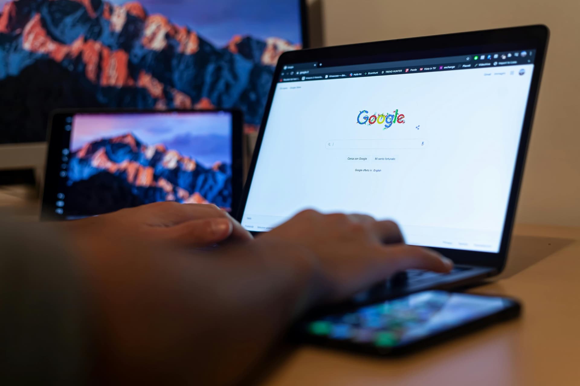 Ricerca su Google da laptop con tablet e smartphone: SEO e visibilità del sito web per una PMI