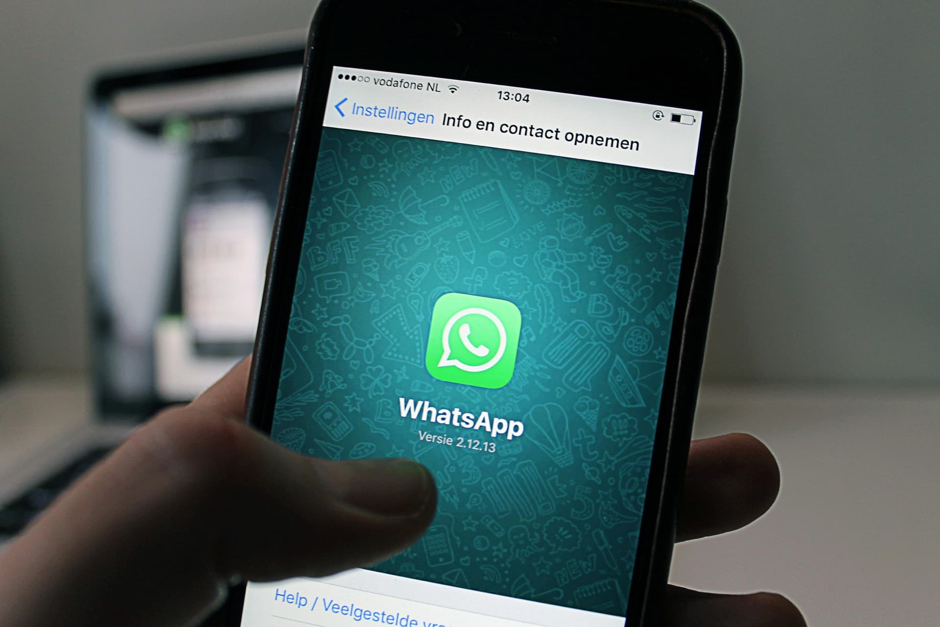 Smartphone con icona WhatsApp aperta: scenario di chatbot AI WhatsApp Business per aziende